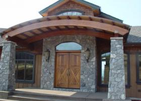 Home with stone pillar archway